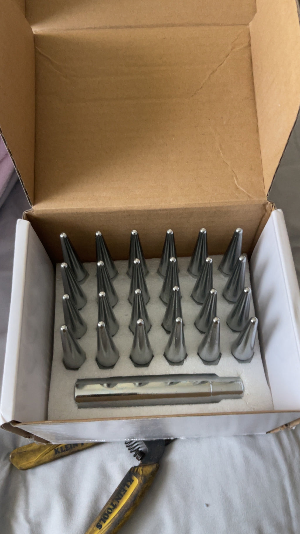 Spike lugs with key (universal)