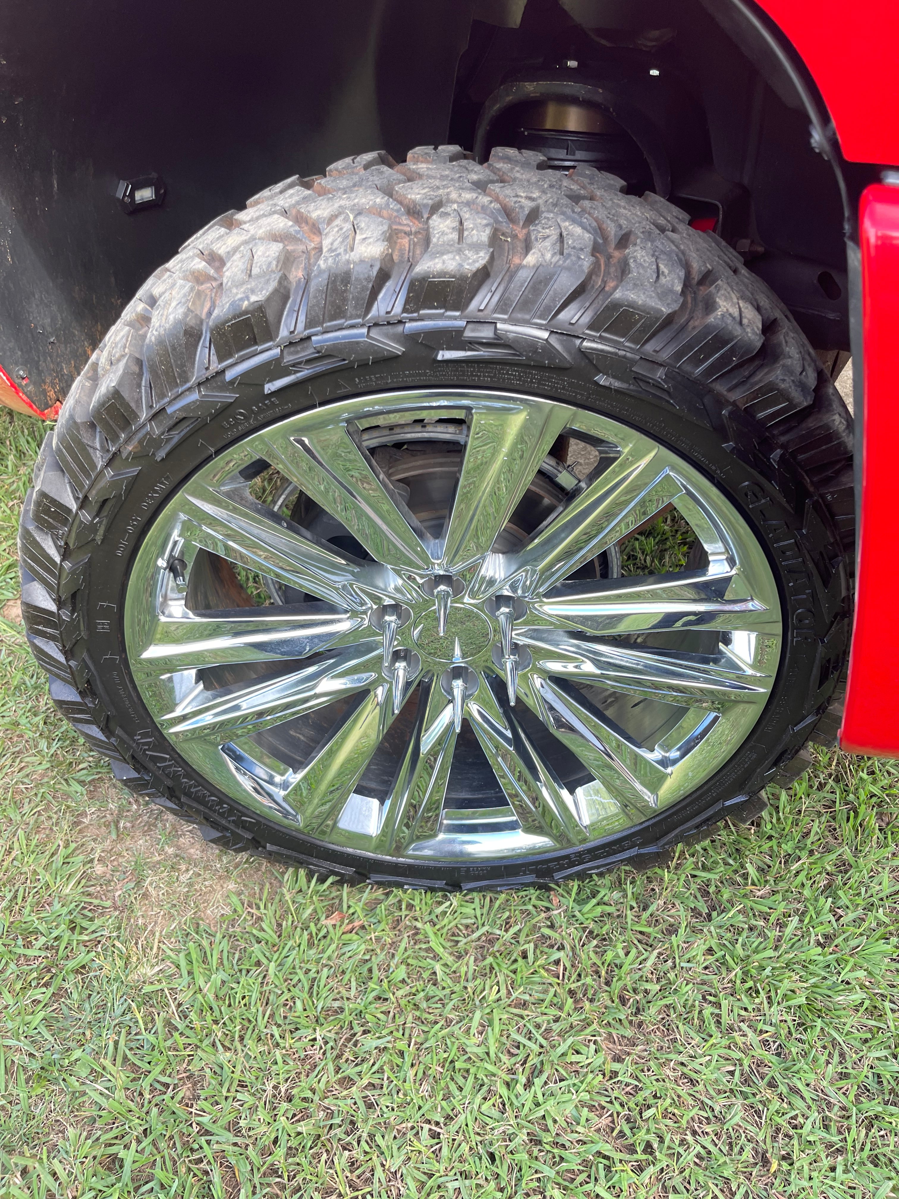 Spike lugs with key (universal)